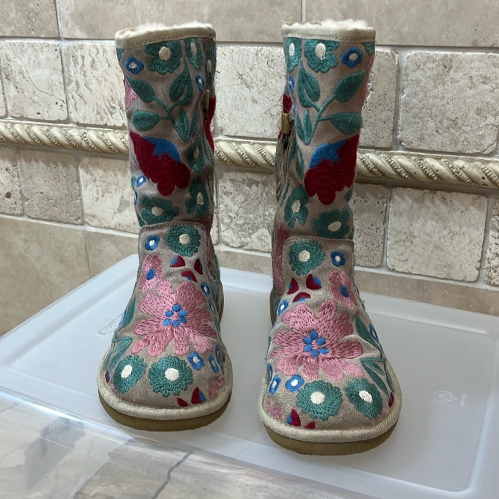 Floral Uggs boots rare,pre-own